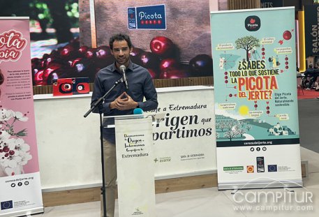 Álvaro Martín recibe el Premio a la Excelencia Picota del Jerte 2024